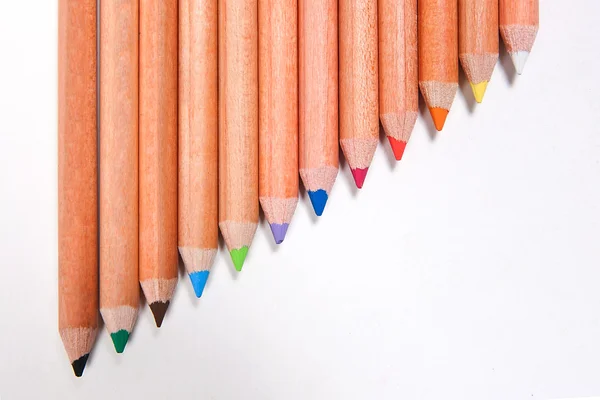 Vista de cerca de diferentes lápices de color aislados en el blanco b —  Fotos de Stock