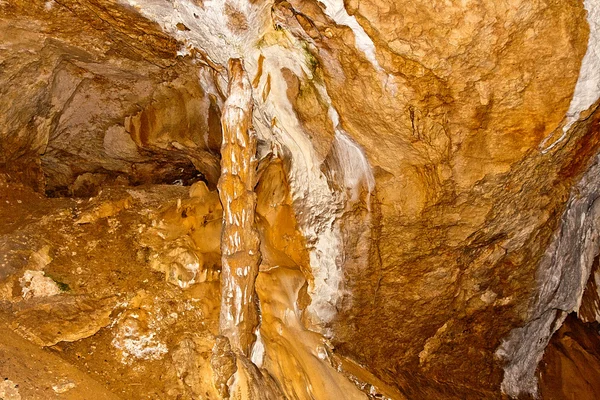 Вид на сталагміти і сталагміти в печерах . — стокове фото