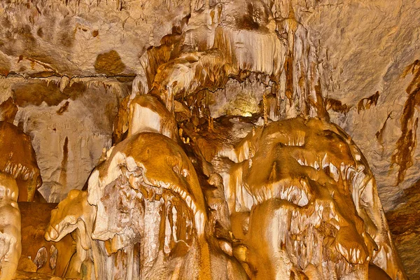 Ασβεστολιθικοί σχηματισμοί στον τοίχο του μια υπόγεια σπηλιά. — Φωτογραφία Αρχείου