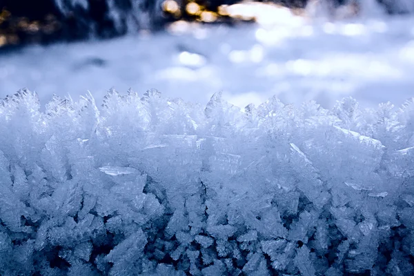 Macro textura hielo o nieve en la valla en invierno . — Foto de Stock