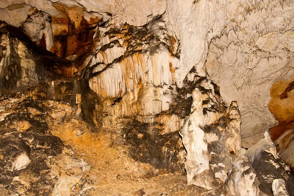 Bir undergrou duvardaki sarkıt ve dikit oluşumları