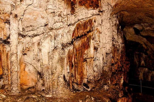 Вапнякові утворення на стіні підземної печери . — стокове фото