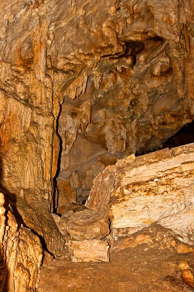 Formacje wapienne na ścianie podziemnej jaskini. — Zdjęcie stockowe