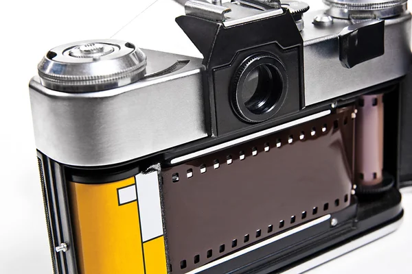 Close-up van oude retro camera op witte achtergrond. — Stockfoto