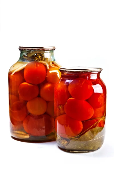 Dwa słoiki szklane pomidory w puszkach na białym tle. — Zdjęcie stockowe