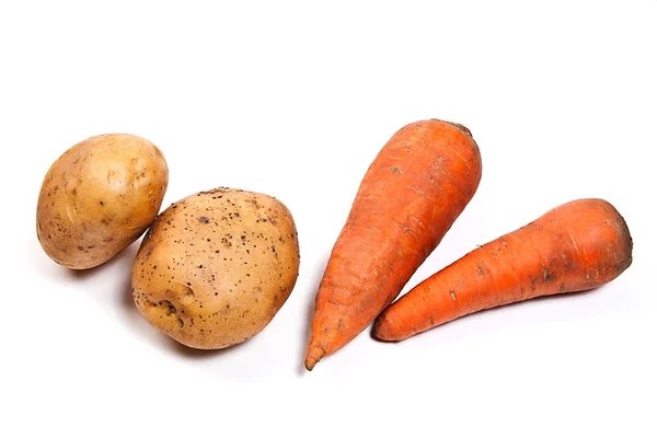 Patatas y zanahorias aisladas sobre blanco . —  Fotos de Stock