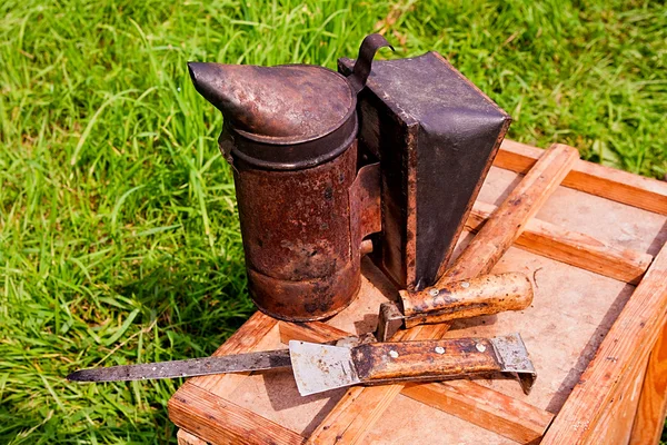 Ahşap kutu üzerinde eski sigara içen.