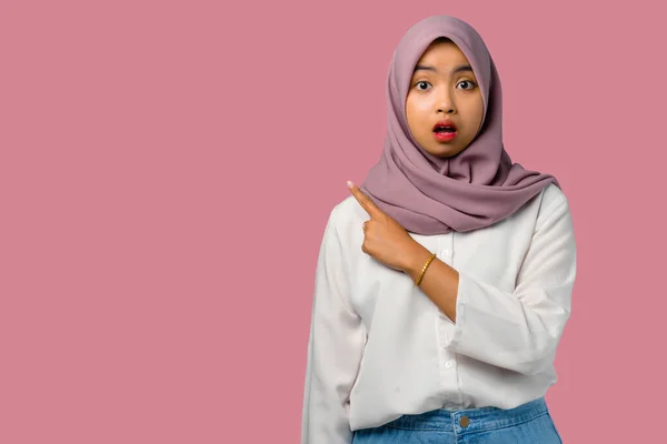 Pretty Young Asian Woman Shocked Pointing Empty Space — Stock Photo, Image