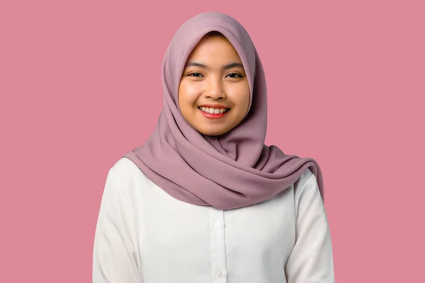 Pretty Young Asian Woman Smiling Wearing Hijab Pink Background — Stock Photo, Image