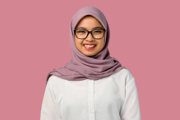 Pretty Young Asian Woman Smiling Wearing Hijab Pink Background — Stock Photo, Image