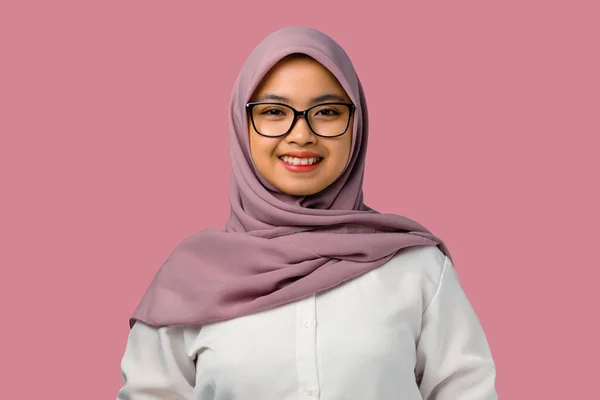 Pretty Young Asian Woman Smiling Wearing Hijab Pink Background — Stock Photo, Image