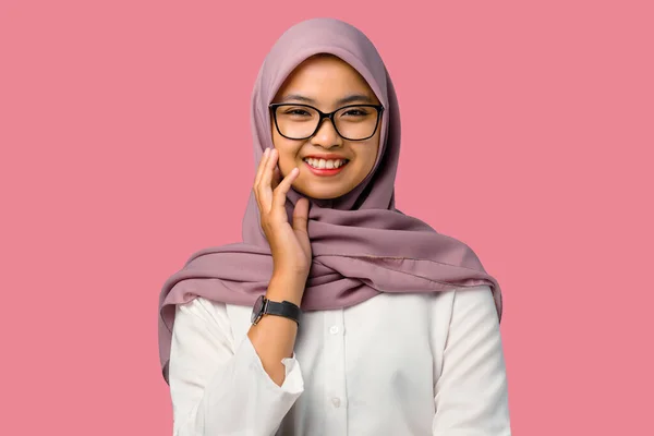 Pretty Young Asian Woman Smiling Wearing Hijab Pink Background — Stock Photo, Image