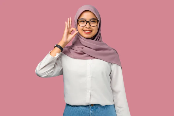 Pretty Young Asian Woman Cheerful Showing Okay Sign — Stock Photo, Image
