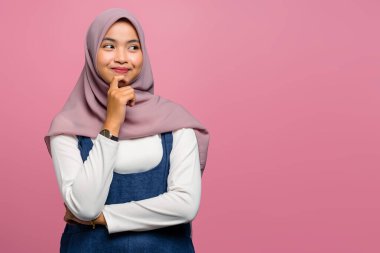 Genç Asyalı kadın mutluluk ifadesiyle düşünüyor.