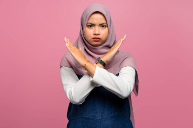 Asyalı genç bir kadının reddedilme ifadesi olumsuz bir işaret veriyor.