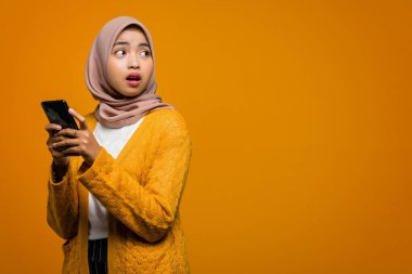 Güzel Asyalı bir kadının elinde boş bir cep telefonu tutmasına şaşırdım.