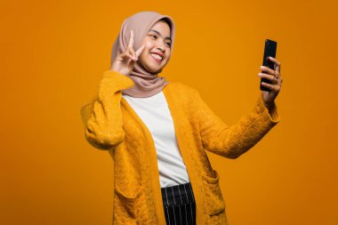 Cep telefonu kullanan güzel bir Asyalı kadının portresi.