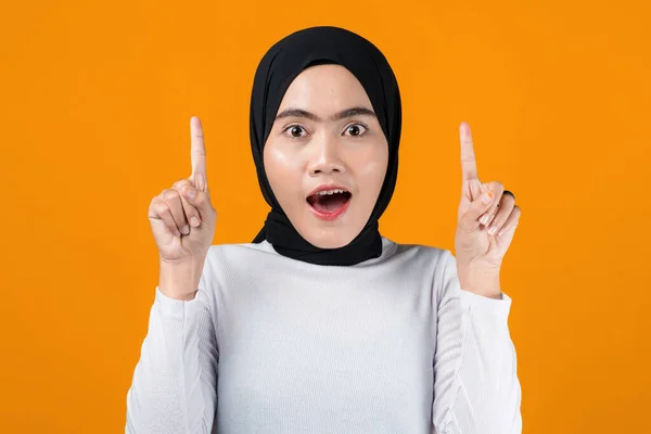 Young Asian Woman Shocked Pointing — Stock Photo, Image