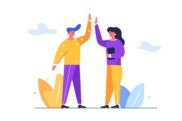 Neşeli adam ve kız sokakta beşlik atıyor.