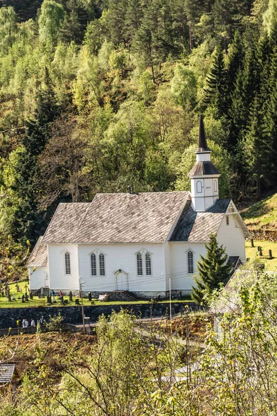 フィヨルドの端にある地元の教会 — ストック写真