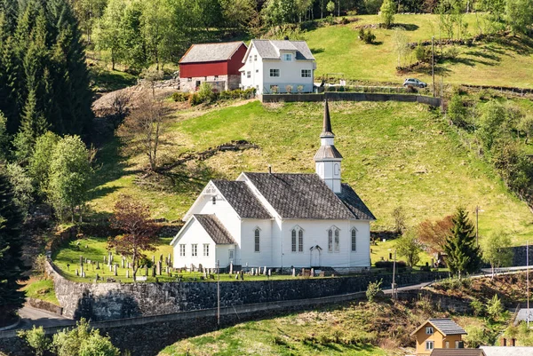 フィヨルドの端にある地元の教会 — ストック写真