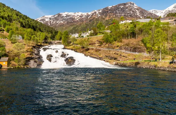 Małe Miasteczko Hellesylt Jest Blisko Początku Geirangerfjord Wpisane Listę Światowego — Zdjęcie stockowe