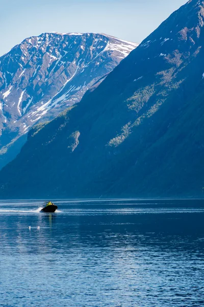 Hohe Geschwindigkeit Und Ruhigere Touristenboote Auf Den Fjorden — Stockfoto