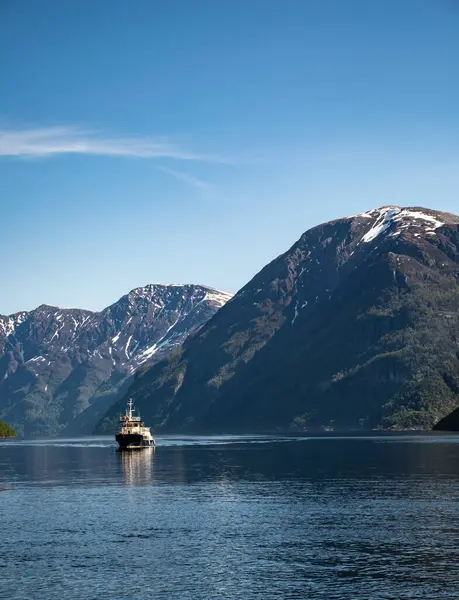 Hohe Geschwindigkeit Und Ruhigere Touristenboote Auf Den Fjorden — Stockfoto