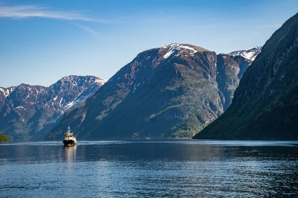 Hohe Geschwindigkeit Und Ruhigere Touristenboote Auf Den Fjorden — Stockfoto