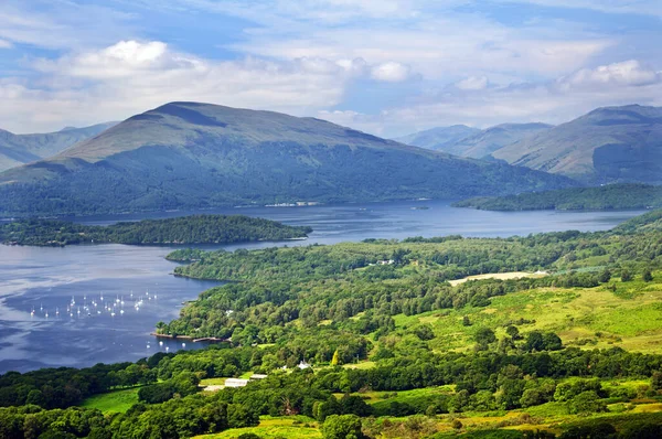 Loch Lomond Widziany Wzgórz Nad Malowniczą Wioską Nad Wioską Balmaha — Zdjęcie stockowe