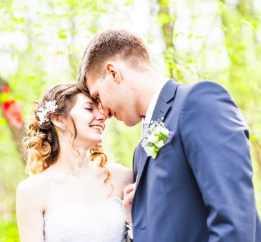 Güzel bir çift düğünün tadını çıkarıyor.