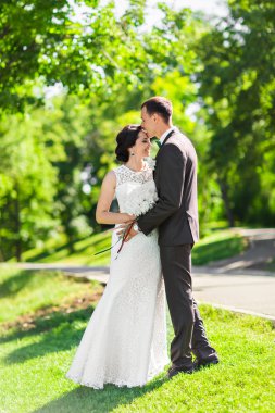 Şık güzel mutlu gelin ve damat, düğün kutlamaları açık