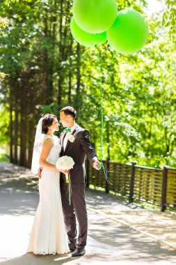 Şık güzel mutlu gelin ve damat, düğün kutlamaları açık