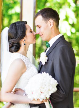 Güzel bir çift düğünün tadını çıkarıyor.