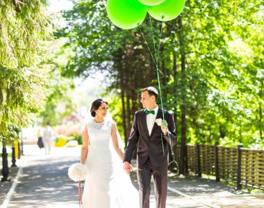 Güzel bir çift düğünün tadını çıkarıyor.