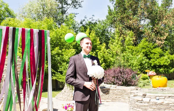 Junger Mann wartet woman.groom wartet Braut.just married. Nahaufnahme. Brautstrauß aus Blumen — Stockfoto