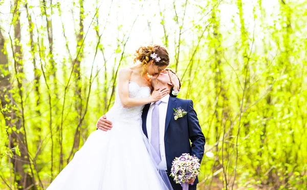 Esküvői, gyönyörű, romantikus menyasszony és vőlegény csókolózás és ölelni a szabadban — Stock Fotó