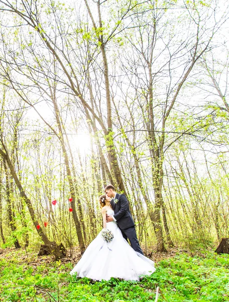 Mariée heureuse et marié en plein air — Photo