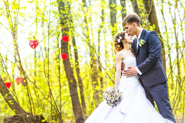 Stílusos, szép, boldog menyasszony és a vőlegény, ünnepségek szabadtéri esküvő — Stock Fotó