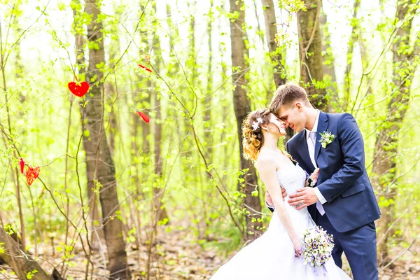 Belle mariée et marié à l'extérieur dans un parc . — Photo