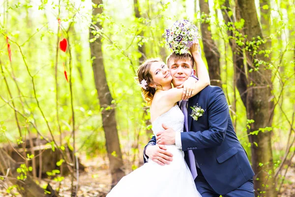 Elegante hermosa novia y novio feliz, celebraciones de la boda al aire libre —  Fotos de Stock