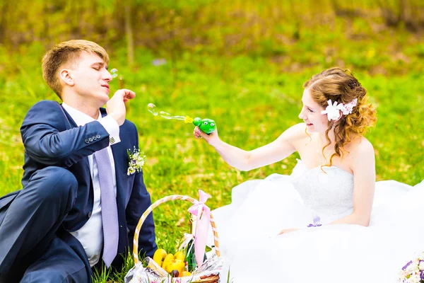 Šťastný ženich a nevěsta venkovní — Stock fotografie