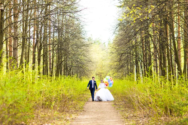 Piękna para ślubna cieszy się ślubem — Zdjęcie stockowe