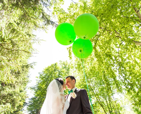 Belle mariée et marié à l'extérieur dans un parc . — Photo