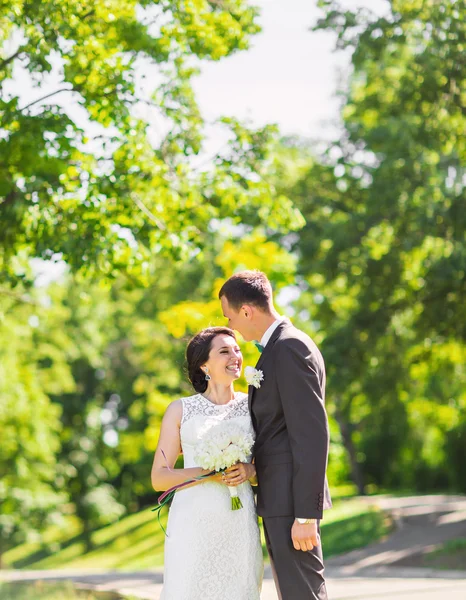 Casal lindo está gostando do casamento — Fotografia de Stock