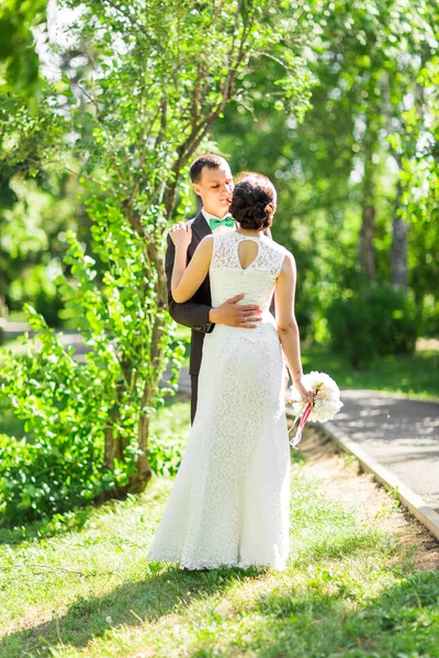 Casal lindo está gostando do casamento — Fotografia de Stock