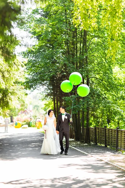 Stilvolle schöne glückliche Braut und Bräutigam, Hochzeitsfeiern im Freien — Stockfoto