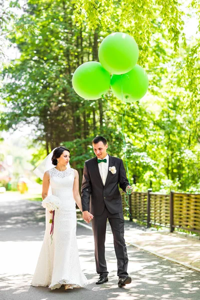 Mariée heureuse et marié en plein air — Photo