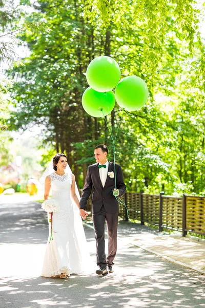 Schönes Hochzeitspaar genießt Hochzeit — Stockfoto