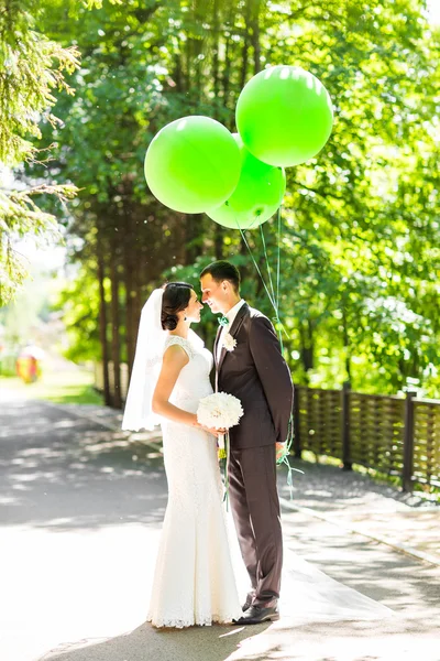 Bela noiva e noivo ao ar livre em um parque . — Fotografia de Stock